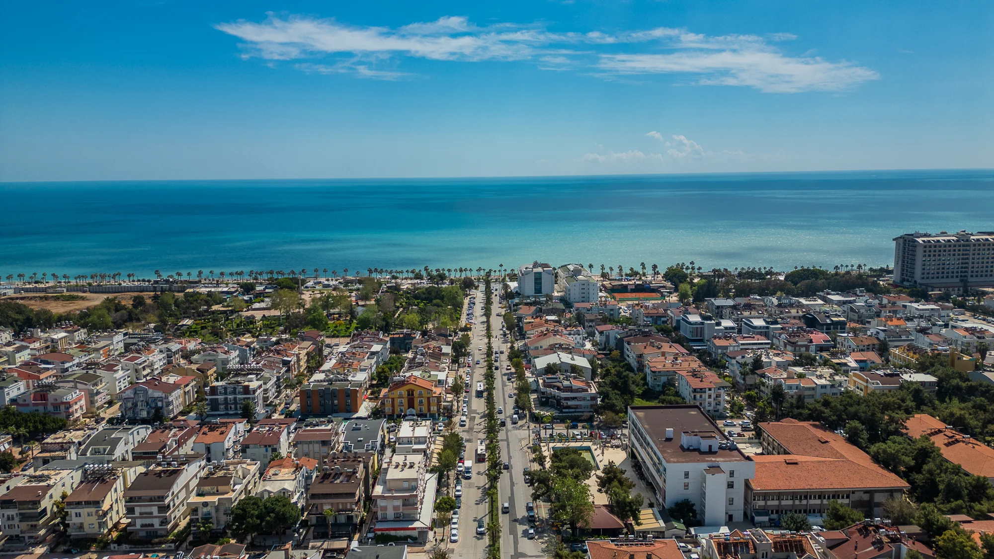 Konyaaltı sahili ve Antalya'nın otel çevresinden havadan görünümü