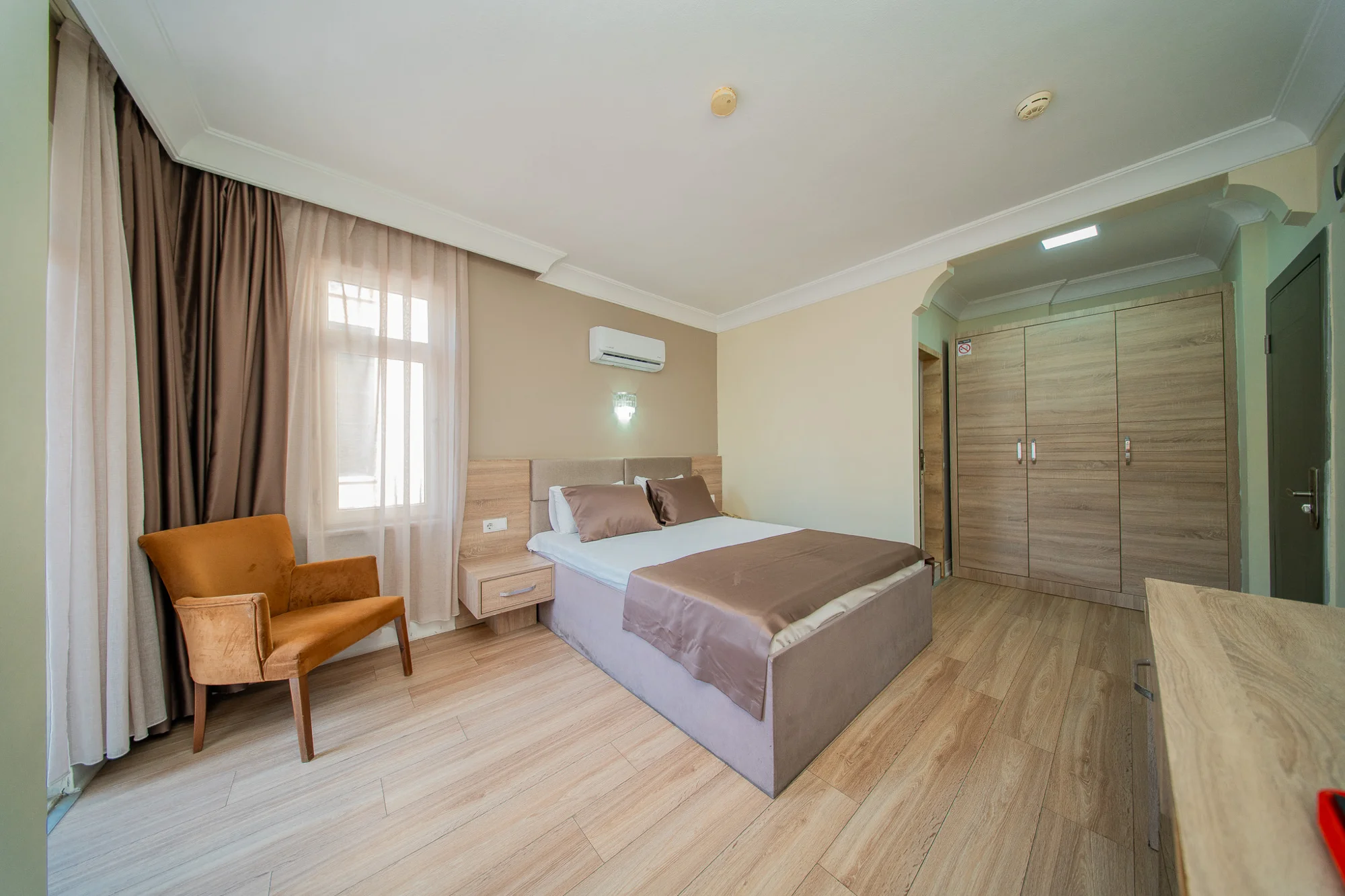 Yatak ve oturma alanı bulunan Sava Hotel odası